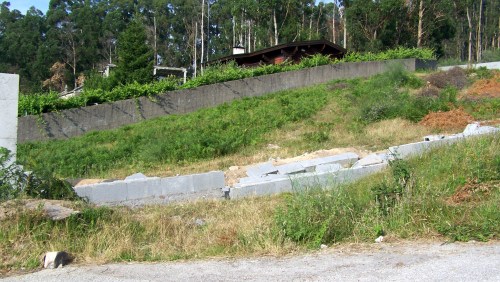 Restos do muro, derrumbado, imaxe do 26 de xuño