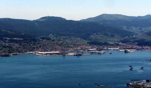 Vista de Marín e da súa fachada, co Monte Pituco (Pornedo) por enriba do porto, dende o Monte Castrove (San Xoán de Poio)