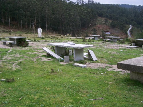 Estado actual da área recreativa do Pornedo, a causa das accións vandálicas e da deixadez da Comunidade de Montes no mantemento da zona.