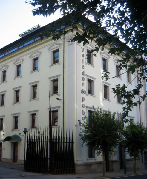 Edificio do Valedor do Pobo, na rúa do Hórreo en Santiago, a carón do Parlamento de Galicia.
