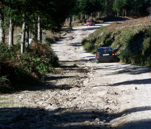 A circulación de vehículos, se non son todo-terreo, vese seriamente dificultada pola irregularidade do terreo, convertido nun pedregal.