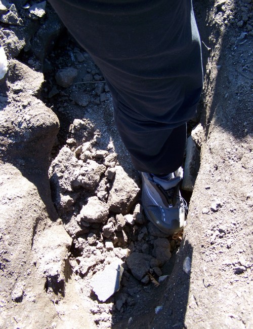 A fondura da greta é abondo chamativa. Co pé metido no burato, o nivel do solo dá á altura do xeonllo. Esta situación é un perigo.