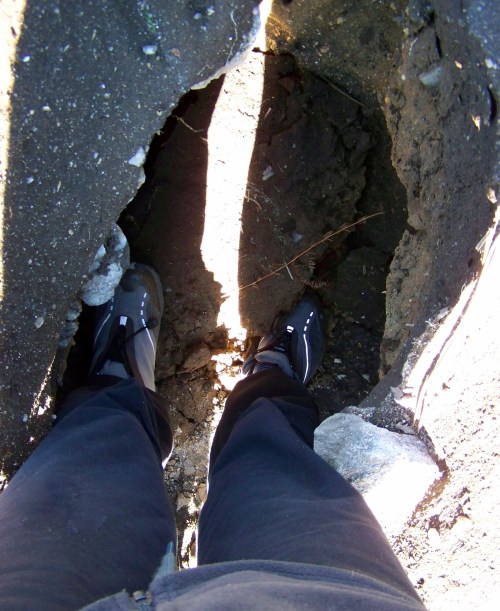 Nalgún puntos, a fenda presenta unha anchura e unha fondura considerable, acrecentando o perigo para persoas, animais e bens materiais.