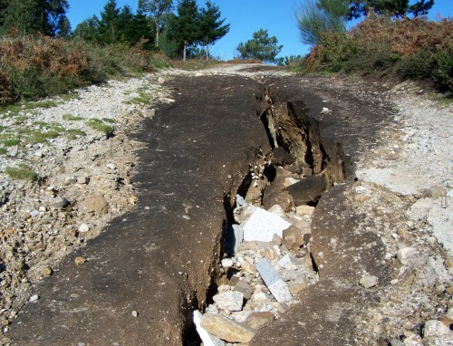 A "falla" do Monte Pornedo, como se un tremor de terra abrira o chan. En realidade, é a mostra do que provocan as riadas.