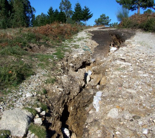 A "falla" do Monte Pornedo, como se un tremor de terra abrira o chan. En realidade, é a mostra do que provocan as riadas.