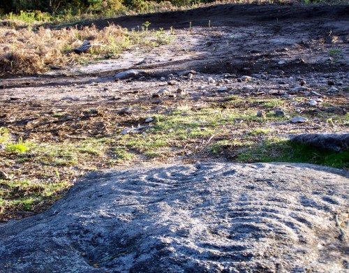 O circuito irregular feito no Alto do Pornedo, a moi escasa distancia de gravados rupestres catalogados e declarados Ben de Interese Cultural, pendentes dun proxecto de intervención para a súa posta en valor. 