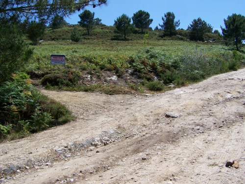 Na pista que atravesa o Monte Pornedo, POR FIN quedou instalado o cartel que PROHIBE a circulación de VEHÍCULOS MOTORIZADOS agás para usos agrícolas.