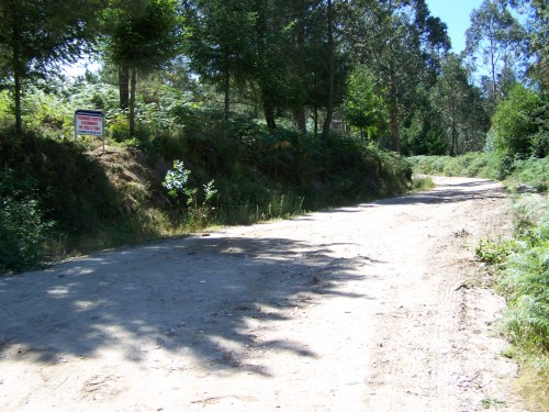 Cartel prohibindo verter lixo, no acceso ao Monte Pornedo dende a estrada en dirección Figueirido/San Xulián.
