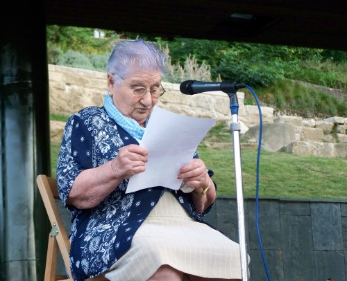 Josefa, unha veciña de Cantodarea, leu un poema feito por ela, sobre a terrible vaga de lumes no 2006.