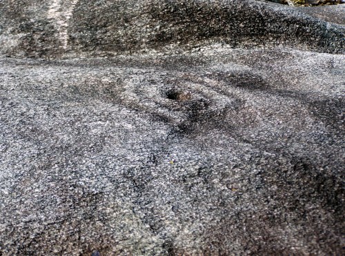 Petroglifos de Outeiro dos Apañados, situados en zona militar (Brilat de Figueirido).