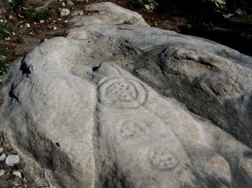 Petroglifos de Outeiro dos Apañados, situados en zona militar (Brilat de Figueirido).