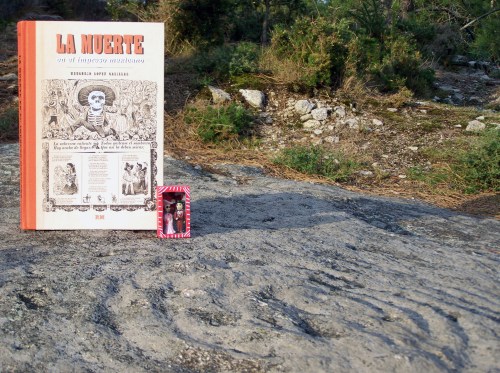 Nos petroglifos de Pornedo, o libro "La muerte en el impreso mexicano", de Mercurio López Casillas (ed. RM, México, 2008).
