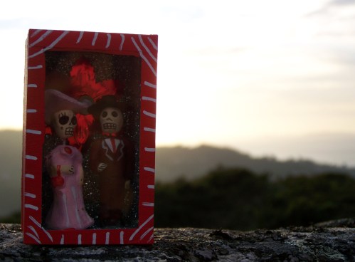 Figuras tradicionais mexicanas, ante o solpor no Monte Pornedo.