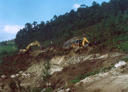 Obras da variante de Marín: as pás excavadoras furan no Monte Pornedo, á altura da Pena e do Caeiro. Corría o ano 2003 e as casas abaneaban a causa das detonacións.