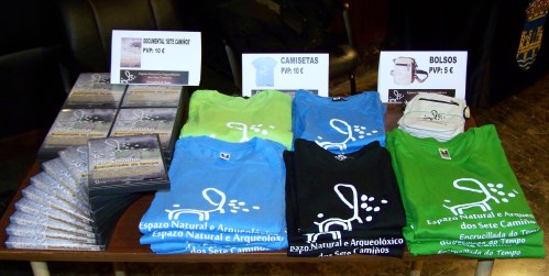 O documental "Sete Camiños" custa 10 euros. Tamén se venden camisetas co deseño do proxecto "Sete Camiños", a 10 euros en diferentes colores e tallas.
