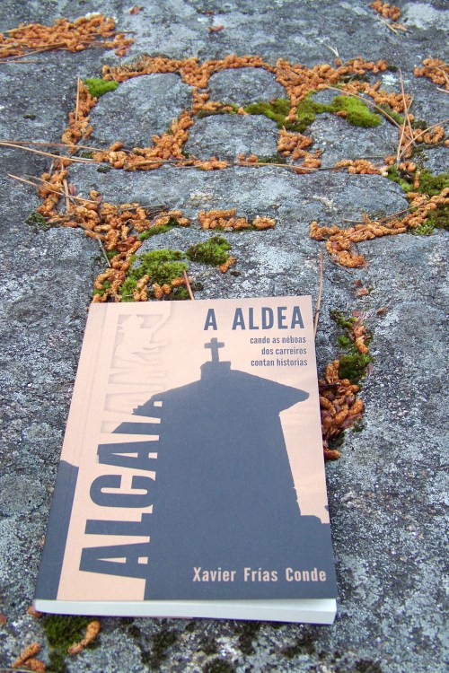 "A aldea: cando as néboas dos carreiros contan historias", de Xavier Frías Conde (Urco Editora, 2011).