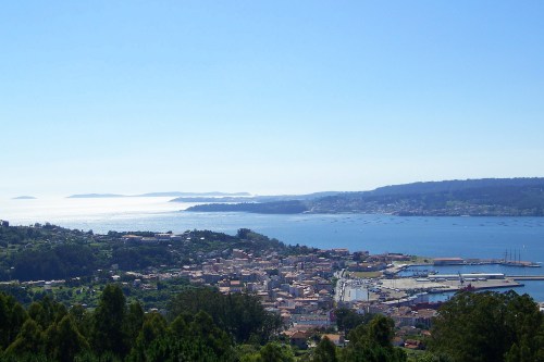 Vista da ría dende o Alto do Pornedo co Juan Sebastián Elcano atracado na ENM.