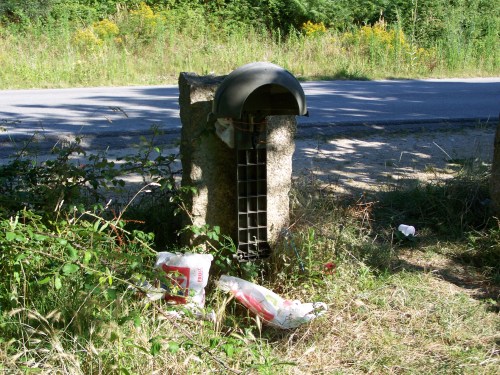 A área de descanso a carón do Monte Pituco carece de papeleira ou bidón para depositar o lixo.