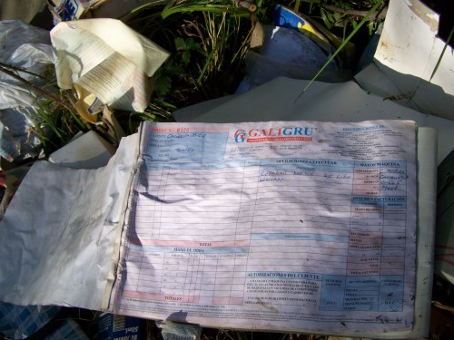 Verquido ilegal no lugar das Presas, no que se aprecia material da empresa Galigru.