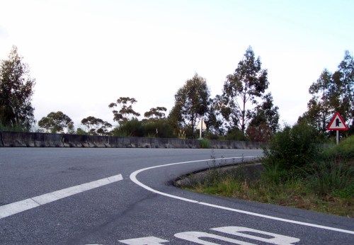 Saída da Variante de Marín, na estrada de Figueirido. Cruce perigoso!