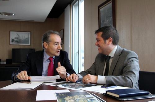 José Benito Suárez Costa e Perfecto Rodríguez reunidos no Porto de Marín.