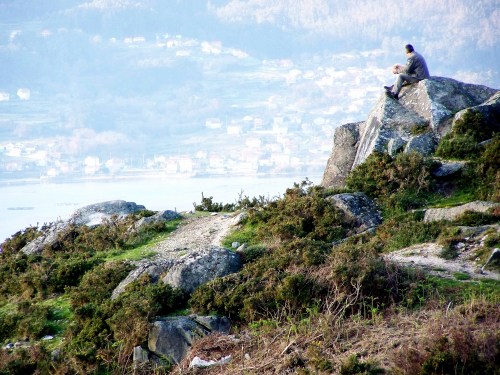 Miradoiro natural do Monte Pituco, un dos puntos de interese do Espazo Natural e Arqueolóxico dos Sete Camiños.