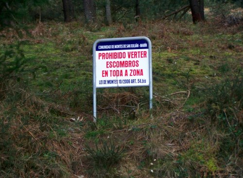 PROHIBIDO VERQUER ESCOMBROS.