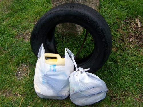 Unha pequena parte da gran cantidade de lixo que se retirou do monte.