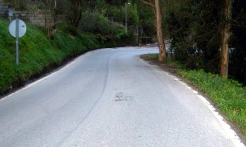 Curva da Pena trala actuación dos operarios da Deputación.