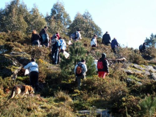 Subindo ata os petróglifos dos Sete Camiños  (foto, Almuinha).