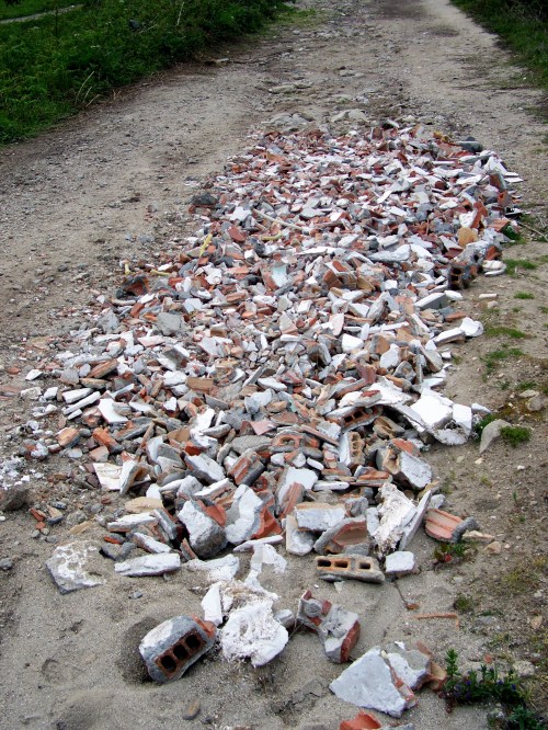 Verquido de restos de obra na pista do Pornedo.