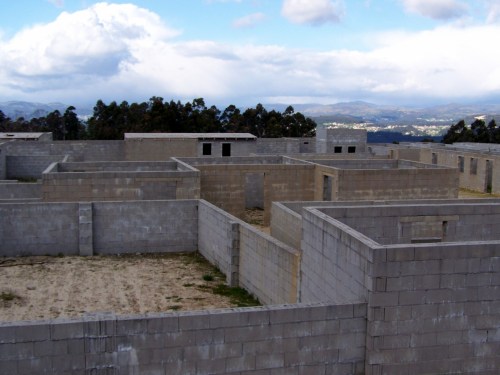 Onde a Brilat recreou unha aldea afgana, destruíndo coas obras a mámoa de Louredo.
