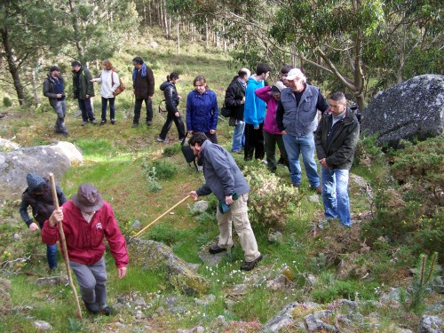 A carón da Pedra do Sapo, falando sobre as canteiras.