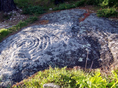 Nos petroglifos do Pornedo non só hai círculos concéntricos, senón tamén o gravado dunha arma.