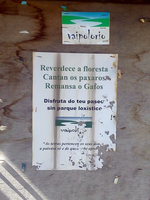 Cartel na Ponte da Condesa, en Tomeza.