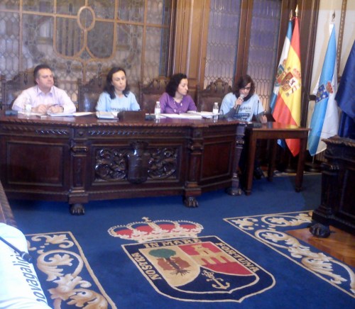 A alcaldesa María Ramallo coa camiseta reivindicativa da Plataforma de Afectados polas Preferentes e Subordinadas.