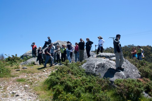 O grupo de sendeirismo do Colexio de Avogados de Pontevedra visitou o Espazo Natural e Arqueolóxico dos Sete Camiños. (Foto: Fran Currás).