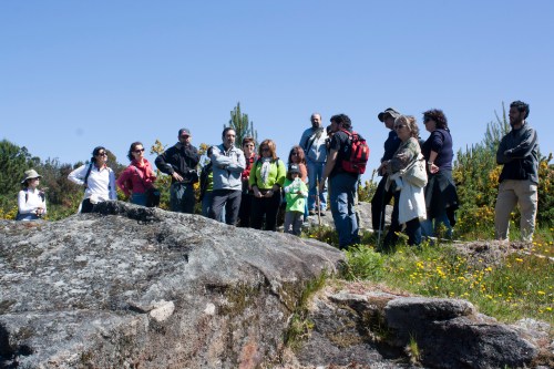 O grupo de sendeirismo do Colexio de Avogados de Pontevedra visitou o Espazo Natural e Arqueolóxico dos Sete Camiños. (Foto: Fran Currás).