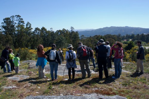 O grupo de sendeirismo do Colexio de Avogados de Pontevedra visitou o Espazo Natural e Arqueolóxico dos Sete Camiños. (Foto: Fran Currás).