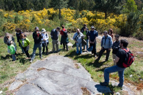 O grupo de sendeirismo do Colexio de Avogados de Pontevedra visitou o Espazo Natural e Arqueolóxico dos Sete Camiños. (Foto: Fran Currás).