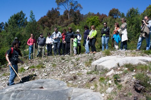 O grupo de sendeirismo do Colexio de Avogados de Pontevedra visitou o Espazo Natural e Arqueolóxico dos Sete Camiños. (Foto: Fran Currás).