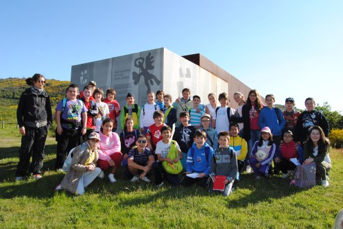 Visita de estudantes de Dorrón (Sanxenxo) á área arqueolóxica de Tourón, organizada polo Concello de Ponte Caldelas.
