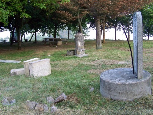 As mesas e bancos da área recreativa do Pituco, reubicados na arboreda a carón da estrada de Figueirido.