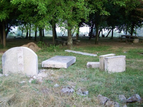 As mesas e bancos da área recreativa do Pituco, reubicados na arboreda a carón da estrada de Figueirido.