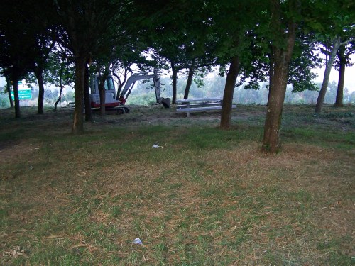 Na reubicación do mobiliario estase utilizando maquinaria pesada.