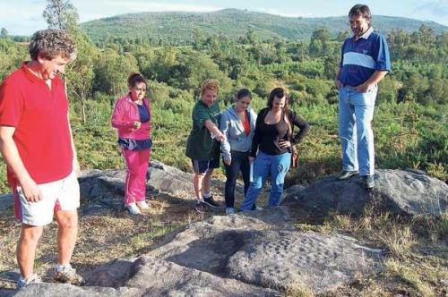 Comunidade de Montes de Amoedo, nunha visita aos petroglifos (foto, Faro de Vigo).