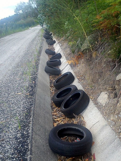 Verquido ilegal de rodas na pista de servizo da Variante, na zona de Lourizán.