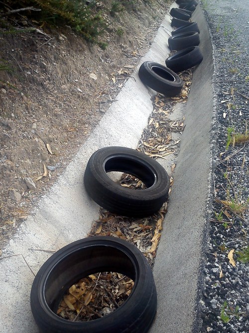 Verquido ilegal de rodas na pista de servizo da Variante, na zona de Lourizán.