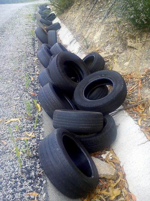 Verquido ilegal de rodas na pista de servizo da Variante, na zona de Lourizán.