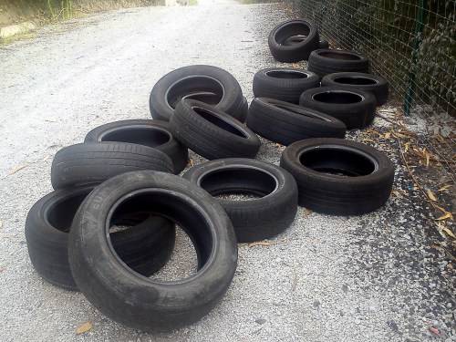 Verquido ilegal de rodas na pista de servizo da Variante, na zona de Lourizán.